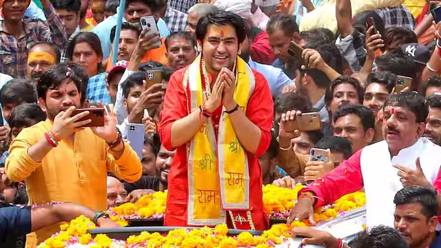 Pandit Dhirendra Krishna Shastri getting blessed from public