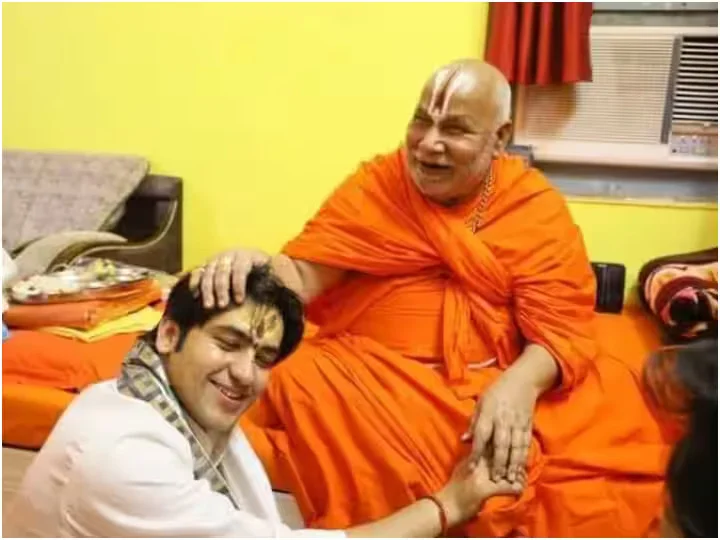 Acharya Dhiredra Shastri get blessing by Jagadguru shri Rambhadracharya Ji