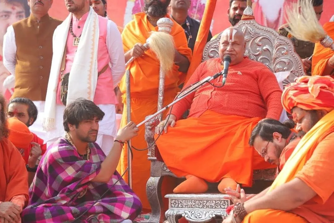 Dhirendra-Krishna-with-his-guruji